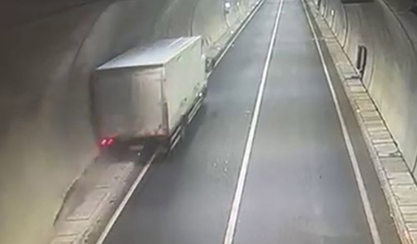 Park halindeki minibüs alev alev yandı!