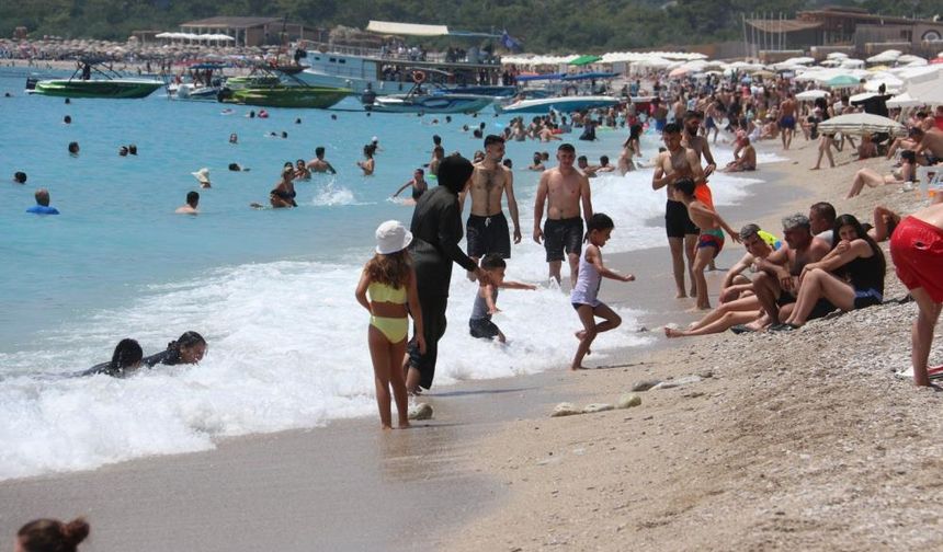 Bayram tatilini fırsat bilen vatandaşlar Ölüdeniz'e akın etti!