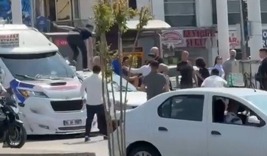 Sokaklar ring oldu: Yol vermedi, boks maçı başladı!