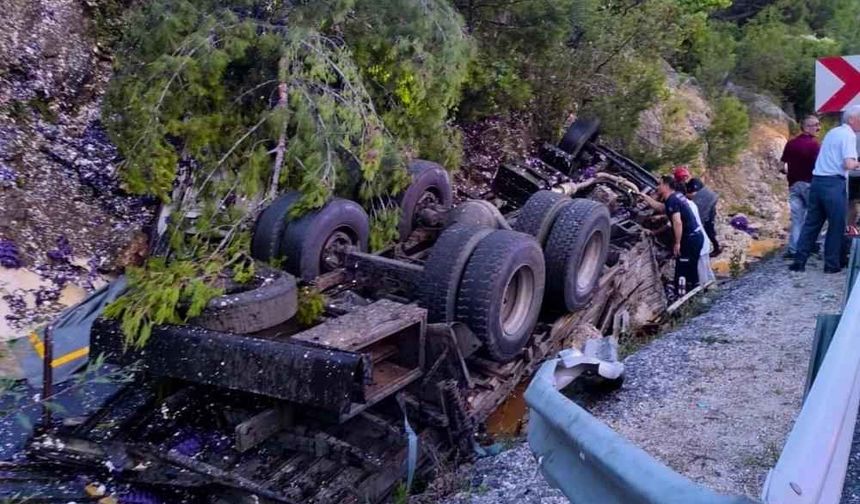 Antalya'da feci kaza: Yumurta yüklü kamyon devrildi, 1 kişi hayatını kaybetti!