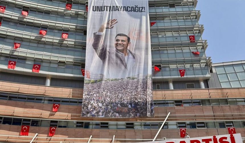 CHP Genel Merkezi'ne Ferdi Zeyrek fotoğrafı asıldı