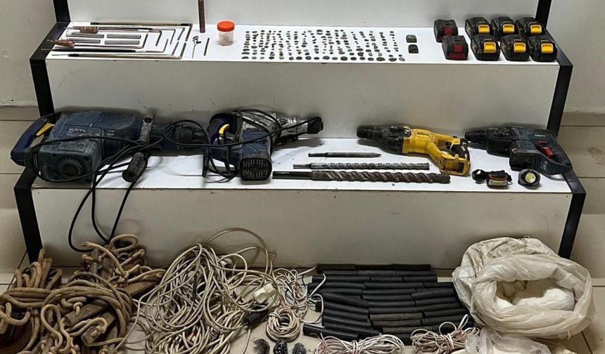 Balıkesir'de büyük operasyon: Tarihi eser ve patlayıcı malzemeler ele geçirildi!
