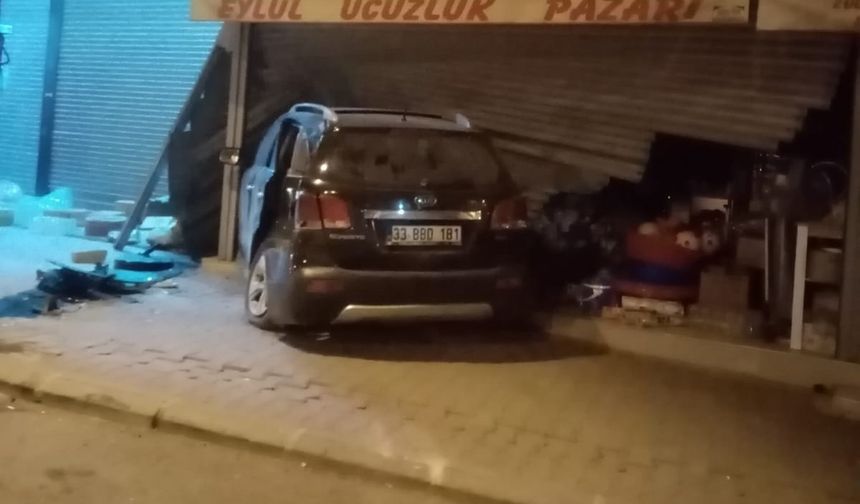 Mersin’de dehşet anları: Kontrolden çıkan araç iş yerine daldı