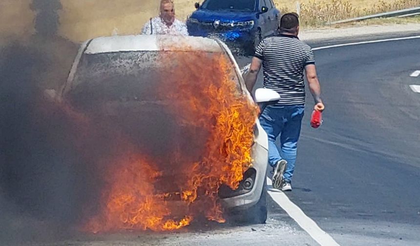 Bir anda alev topuna döndü…  Otomobil kullanılamaz hale geldi!