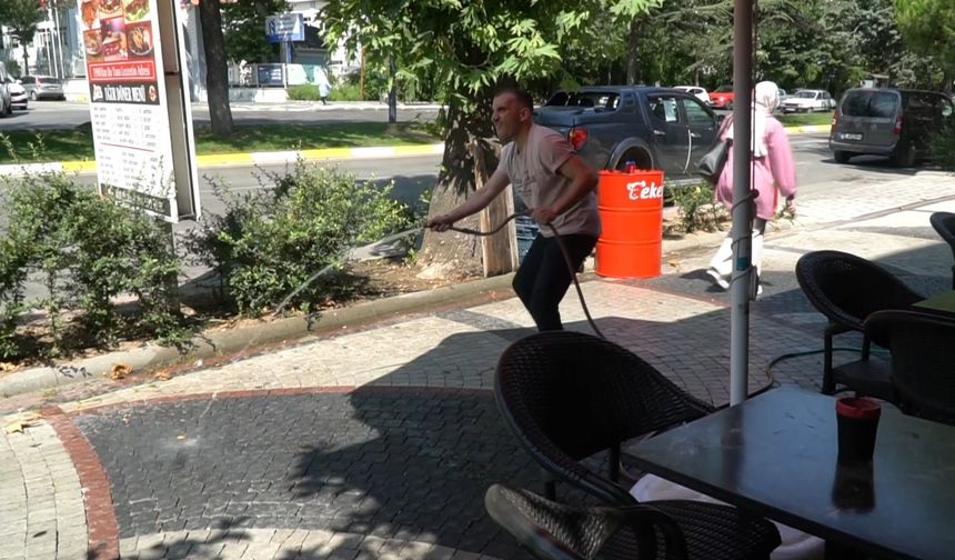 Dönercide 'havlayan garson' sosyal medyada fenomen oldu