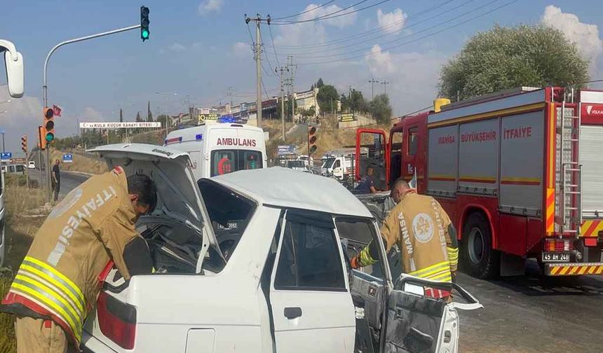 Manisa'da feci kaza: 2 ölü, 1 ağır yaralı!