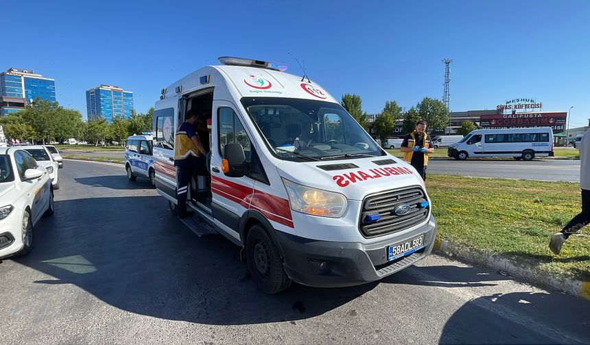 Sivas’ta kavşak kazası… 3 kişi yaralandı