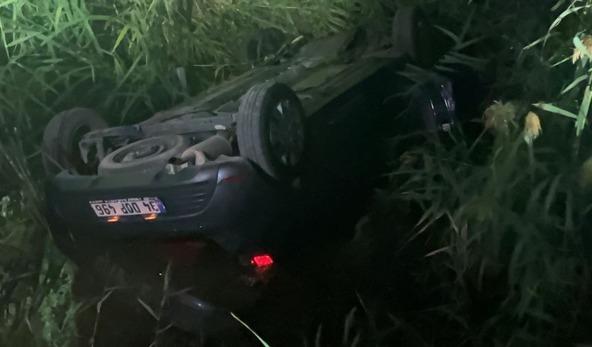 Sakarya'da hız yarışı kazayla bitti: Araç su kanalına uçtu