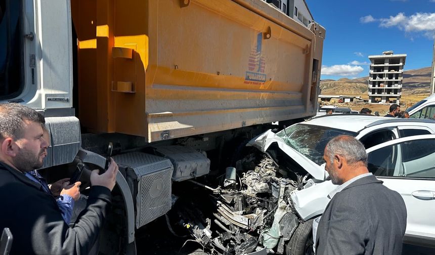 Kamyon ile otomobil çarpıştı... 3 yaralı!