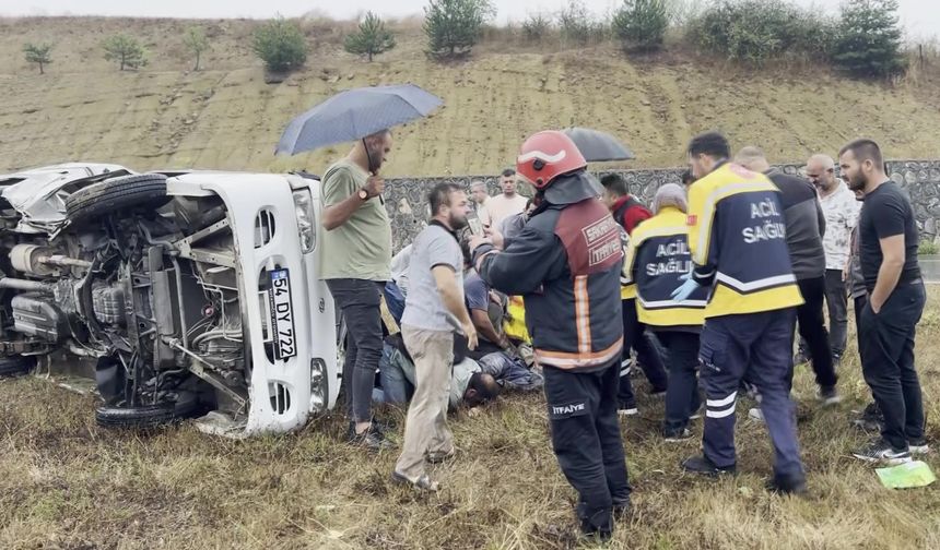 Kayganlaşan yolda kontrolü kaybeden minibüs devrildi… 3 yaralı