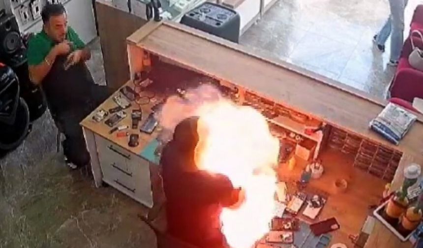 Telefon tamircisinin elinde batarya bomba gibi patladı