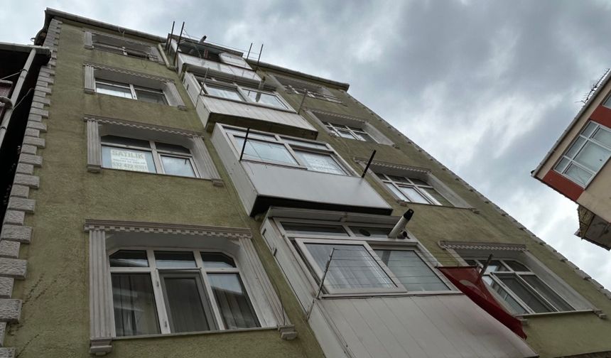 Fatih’te feci olay: 5. attan düşen kadın yaşamını yitirdi