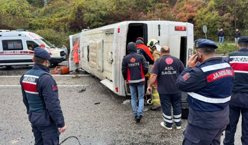 Bartın’da işçi servisi devrildi: 1 ölü, 19 yaralı