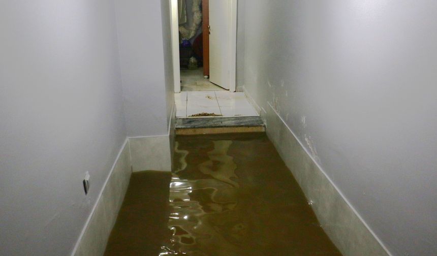 Yağış sonrası evini pis su basan vatandaştan isyan! “Konser yapma, yaşanacak yer yap”