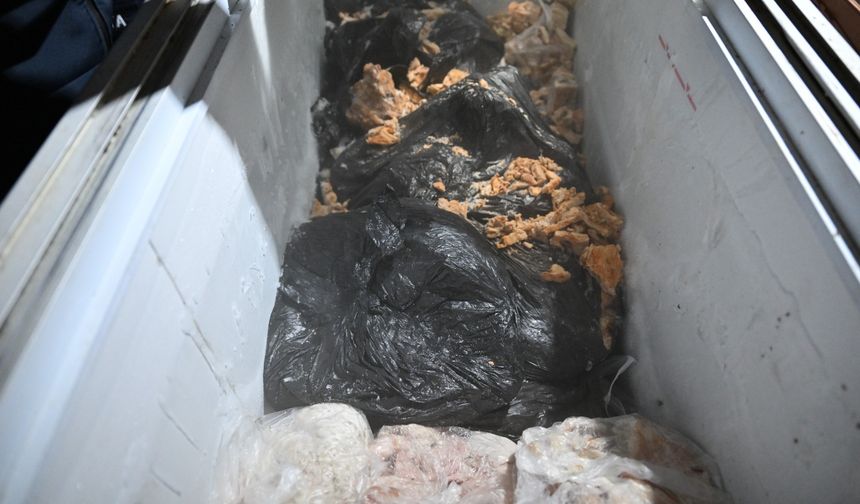 Manisa’da gıda skandalı! 150 kilo tavuk çöpe gitti