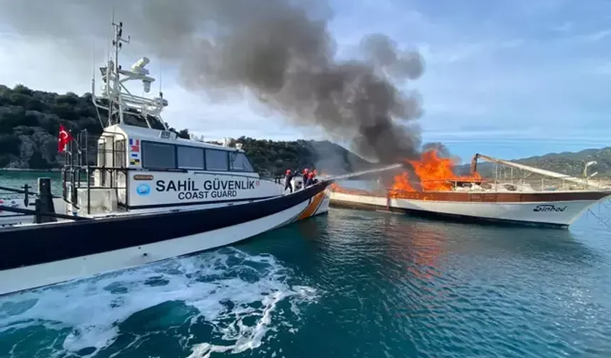 Demre’de limanda facia! ‘Sinbad’ yat alevlere teslim oldu