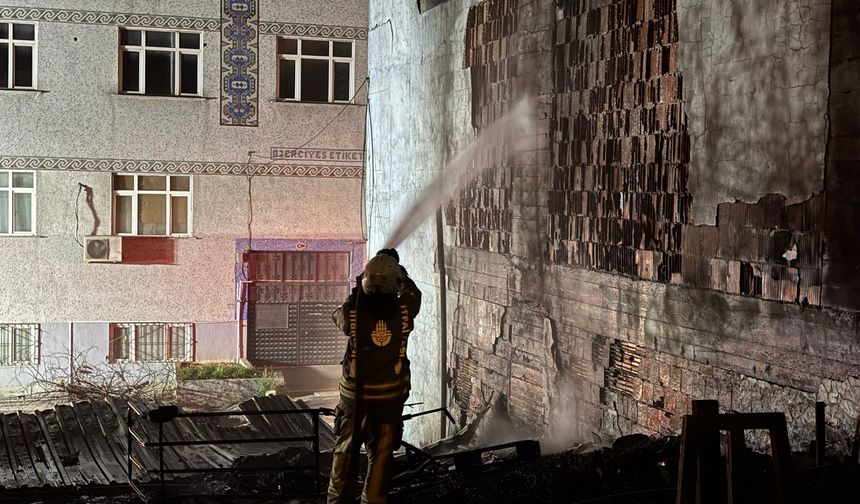 Geri dönüşüm tesisinde korkutan yangın! Mahalleli seferber oldu...