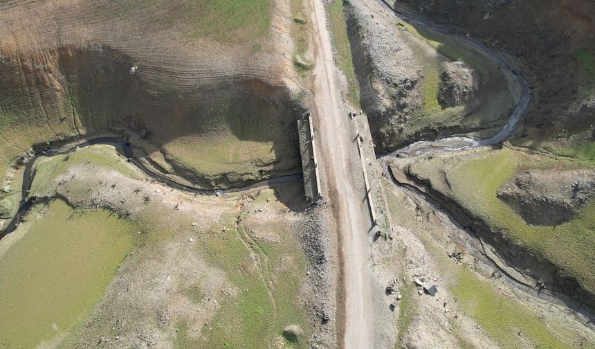 Su seviyesi düşen Gökçe Barajı zemininden tarihi yol çıktı!