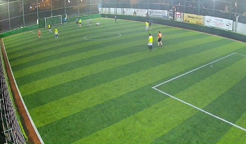 Halı sahada dili boğazına kaçan genci ilk yardım kurtardı!