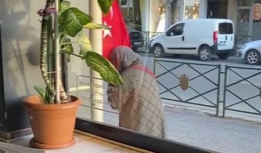 Eskişehir’de duygulandıran an!   Türk bayrağını öpüp başına koydu