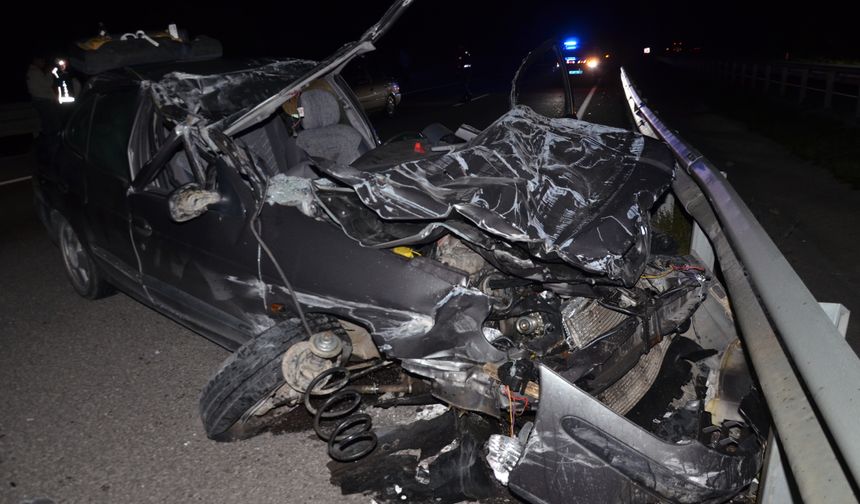 Tıra çarpan otomobilde sürücü yaşamını yitirdi