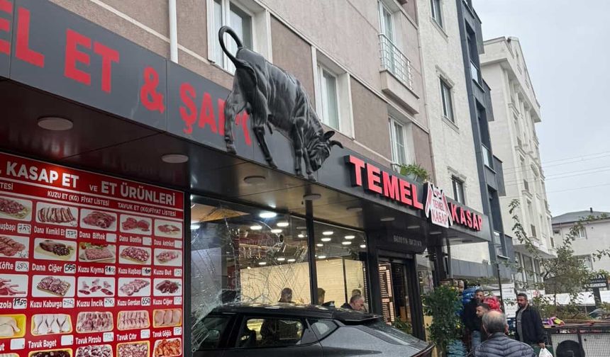 Kocaeli’de SUV şarküteriye daldı! Mucize kurtuluş