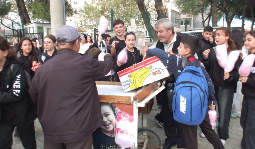 Kardeşinin anısına pamuk şekeri dağıttı, çocuklar mutlulukla karşıladı!