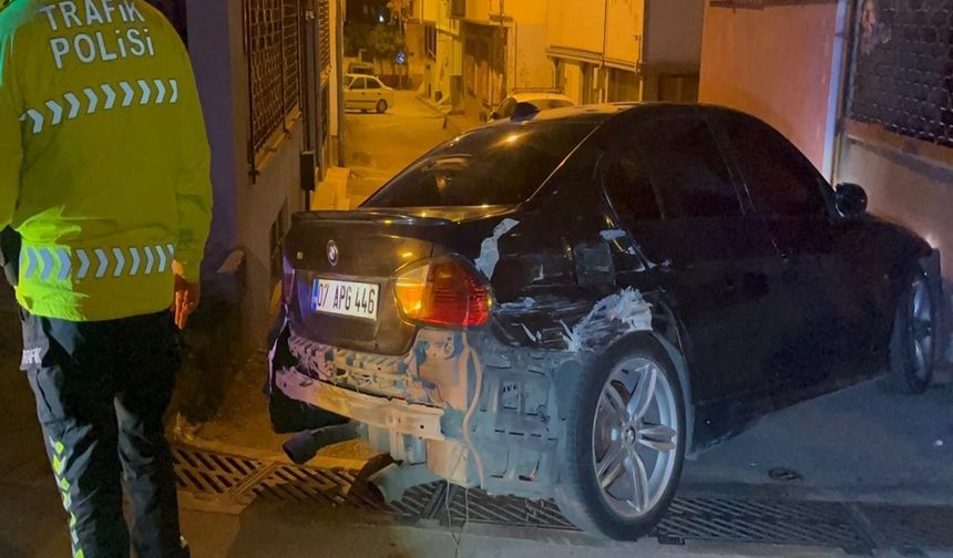 Kontrolden çıkan kaçış: ‘Dur’ ihtarına uymayan sürücü 3 aracı hurdaya çevirdi!