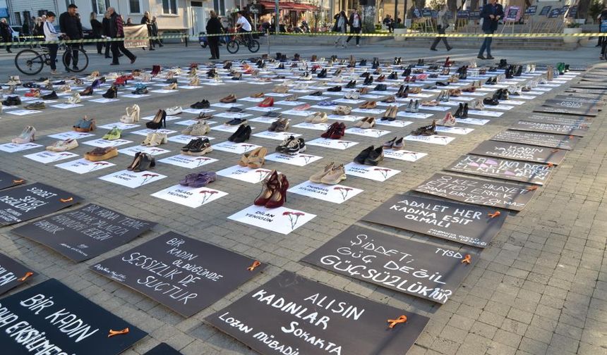Mudanya’da sessiz çığlık! Kadın cinayetlerini yüzlerce ayakkabı anlattı