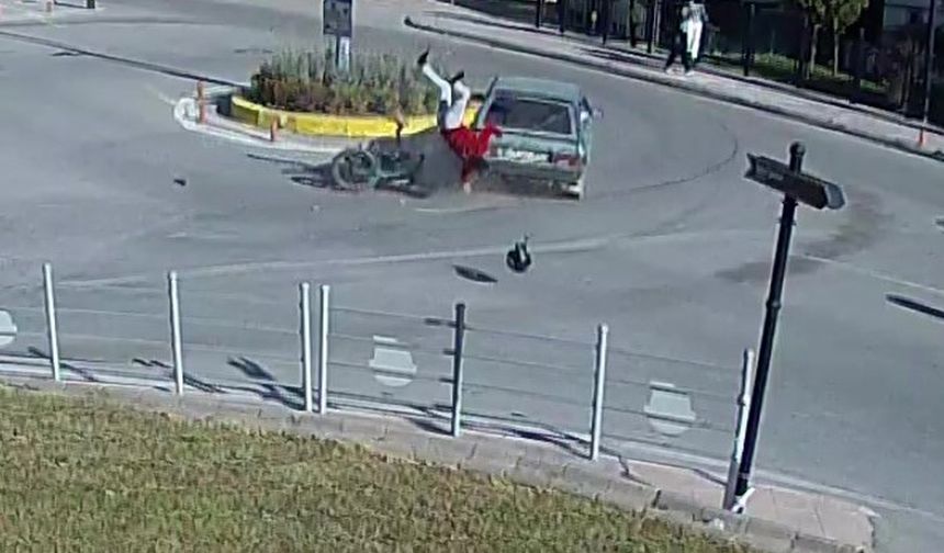 Amasya’da motosikletli havada takla attı! Şokla ayağa kalkıp ilk iş ayakkabısını giydi