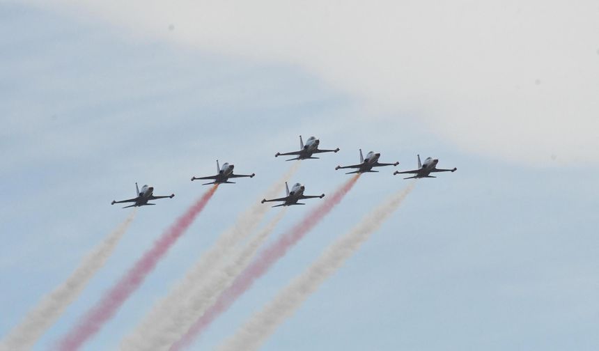 Gökyüzünde gurur uçuşu! Türk Yıldızları Çorlu’da nefes kesti