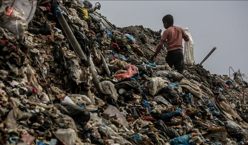 Gazze'de çöp yığınları 700 bin tonu aştı: Belediyeler yakıt ve ekipman kriziyle boğuşuyor