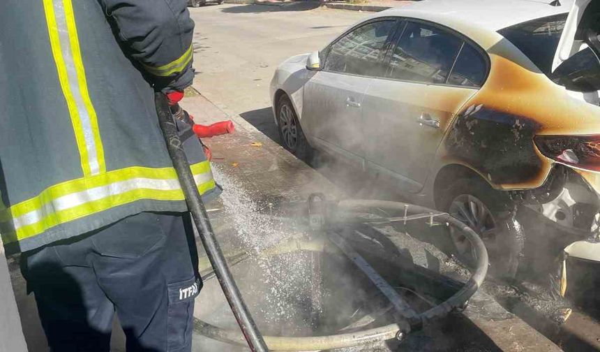 Van’da çöpe atılan yanıcı madde otomobili alev aldı