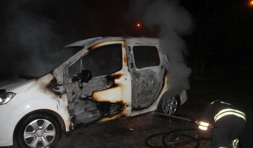 Ailesine öfkelenip kendi aracını kundakladı