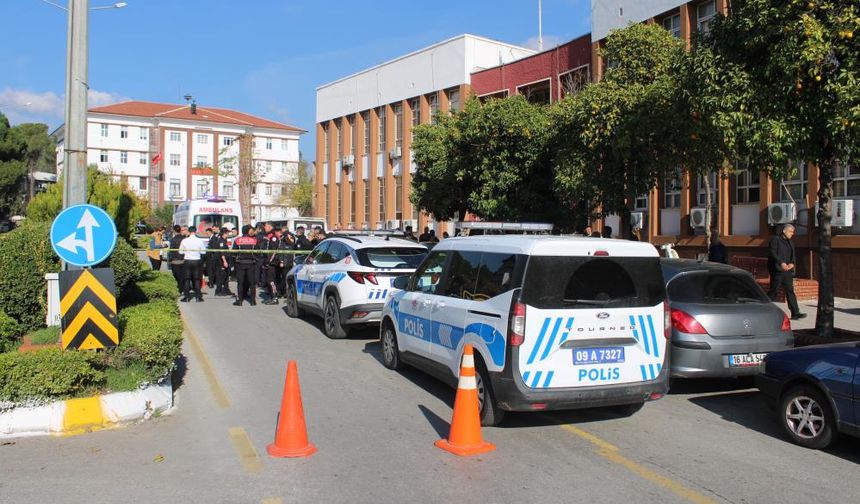 Boşanma aşamasındaki karısını adliye önünde sırtından bıçakladı!