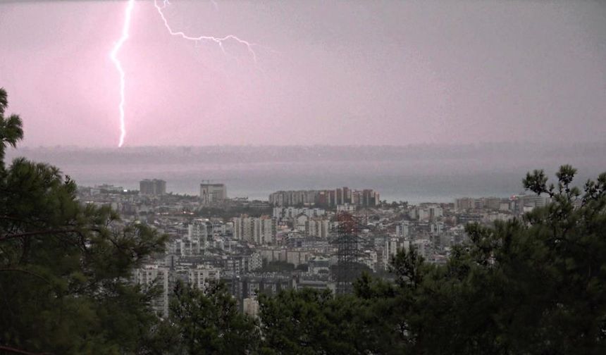 Antalya’da sağanak ve fırtına hayatı felç etti!