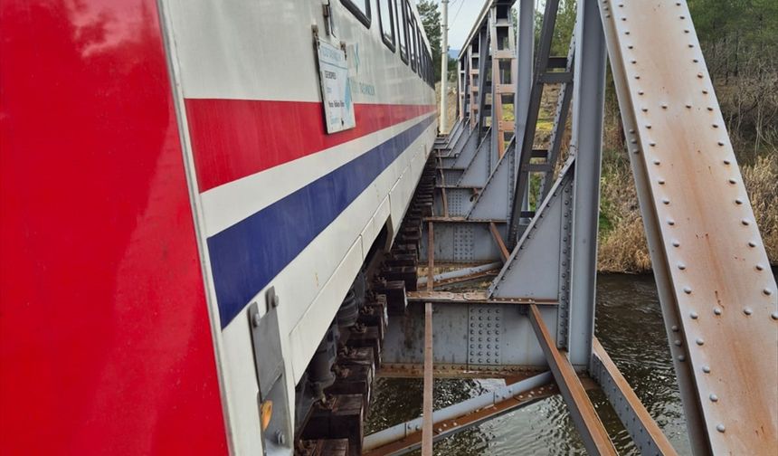 Balıkesir'de tren köprüde yayaya çarptı! 79 yaşındaki vatandaş hayatını kaybetti