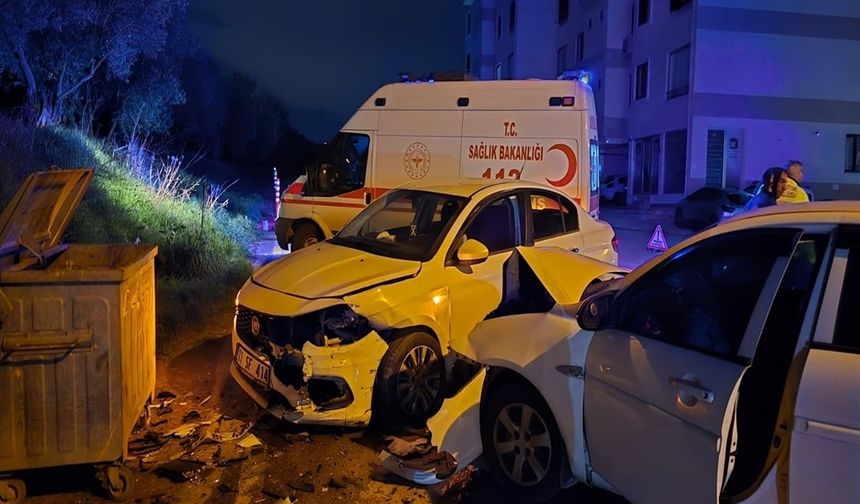 Mudanya’da gece kabusu! İki otomobil kafa kafaya çarpıştı: Yaralılar var!