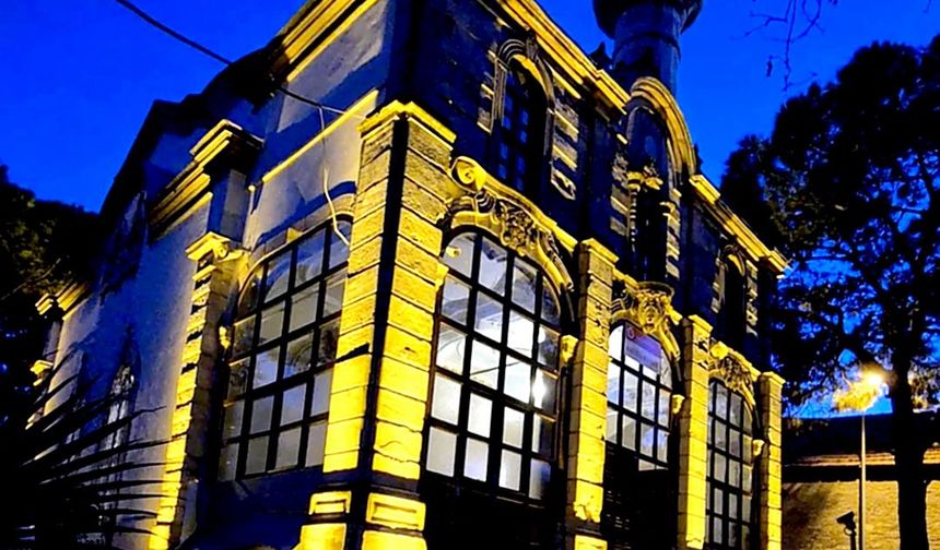 Söke’nin tarihi camisi geceleri ön planda