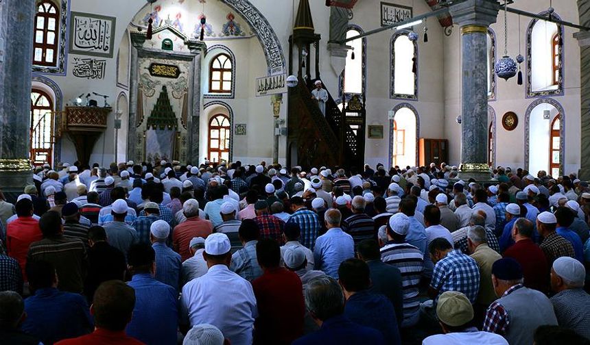 Diyanet'ten gençlere çağrı: Alnını secdeyle buluşturmak da, aklını zehirli maddelerle ziyan etmek de senin elinde!