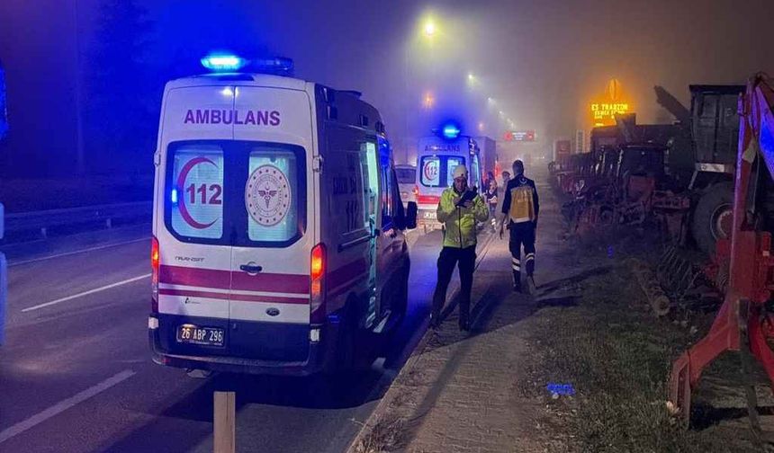 Tır, servis minibüsüne arkadan çarptı: 9 yaralı!