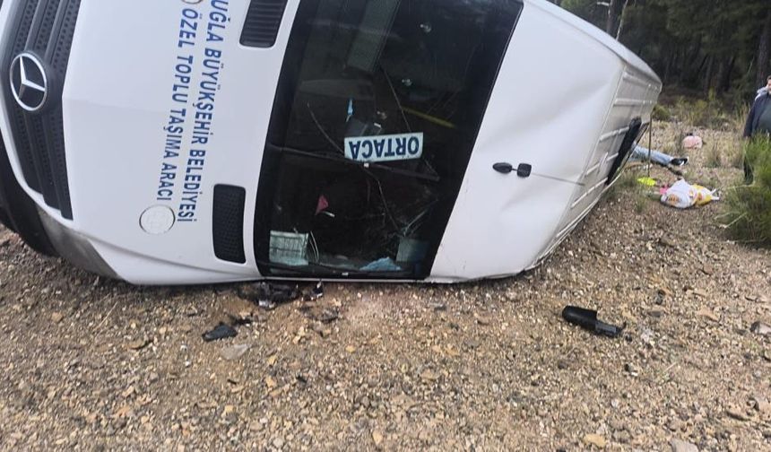 Fethiye karayolunda yolcu minibüsü devrildi: 3 yaralı
