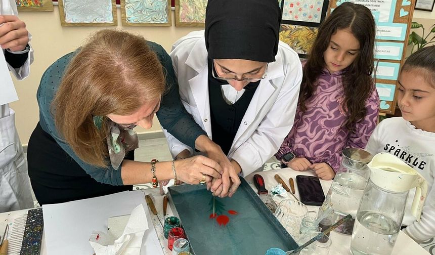 Geleneksel sanatın bilimsel yüzü: Ebru teknesinde fizik dersleri veriliyor!