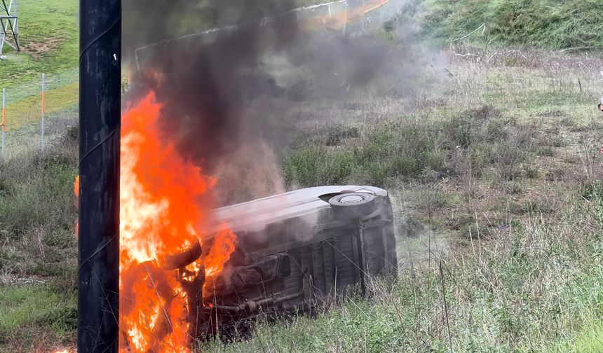 Minibüs devrildi, alev aldı! Kuzey Marmara Otoyolu’nda trafik kilitlendi