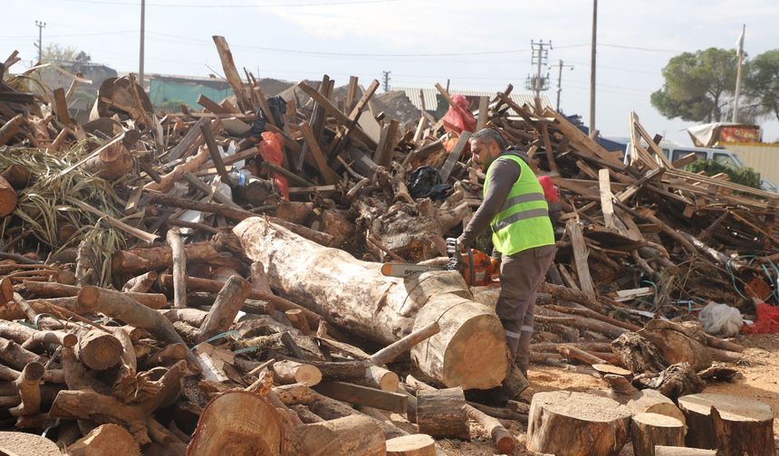 Kışın yükü hafifledi! Turgutlu’da yüzlerce haneye yakacak ulaştırıldı