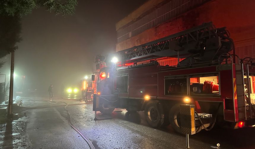 Sanayi bölgesinde korkutan yangın! Poşet fabrikası alev aldı