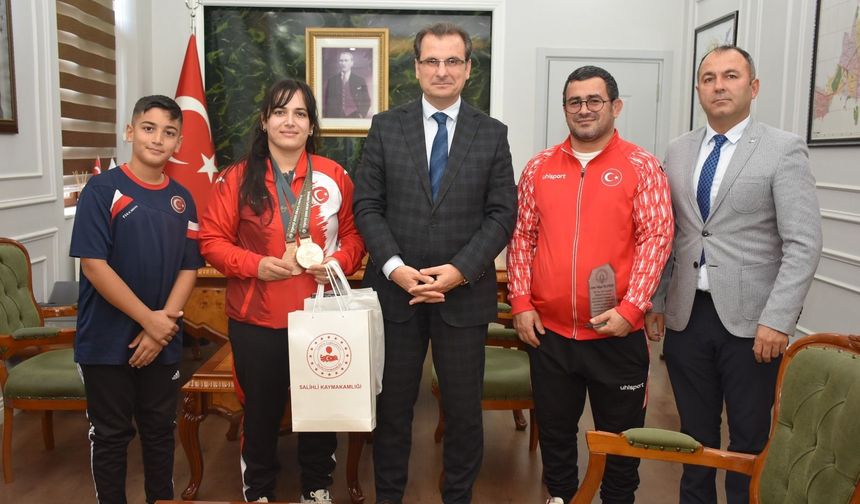 Salihlili milli judocuya Tokyo dönüşü plaket takdimi