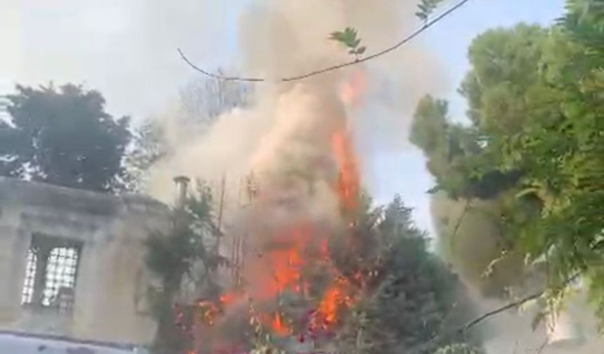 Sultanahmet'te korku dolu anlar: Yangın tarihi camii duvarlarına sıçradı!