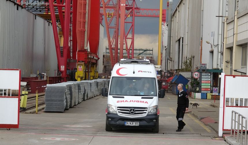 Tersanede korkutan kaza: Gemi iskelesi çöktü, yaralı işçiler var
