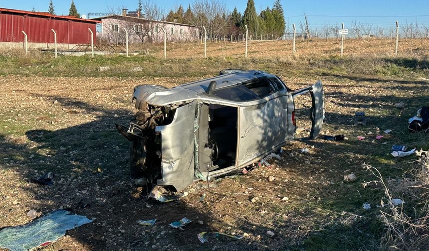 Uşak’ta otomobil tarlaya savruldu! 1’i bebek 5 yaralı